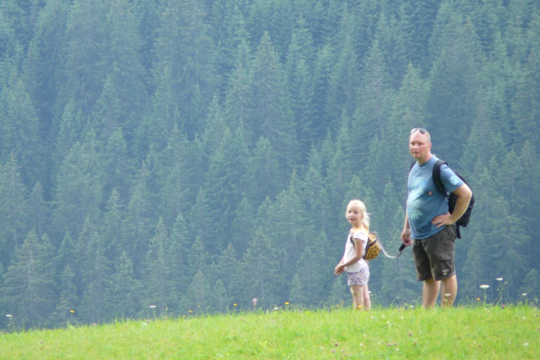 Grootouders en kleinkinderen op vakantie in Berwang, Oostenrijk j