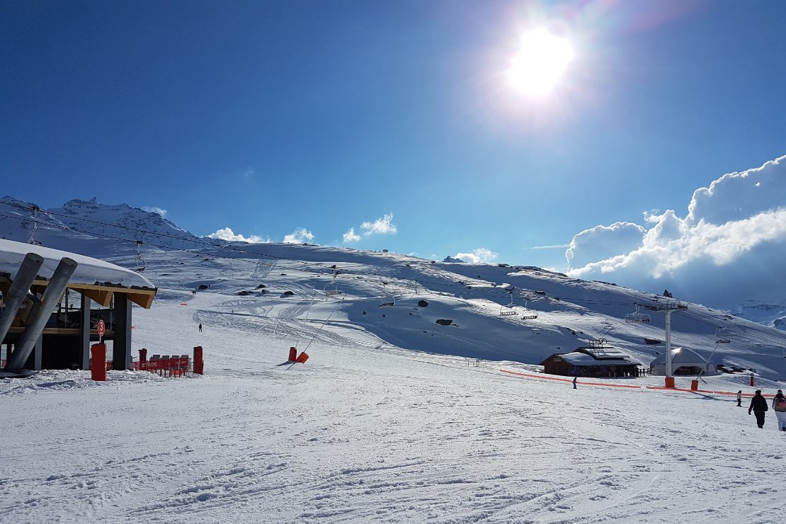 Skiën in Val Thorens onder een stralende blauwe hemel d