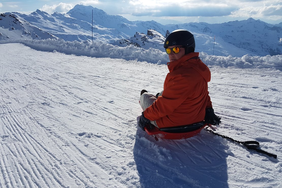 Skiën in Val Thorens onder een stralende blauwe hemel e