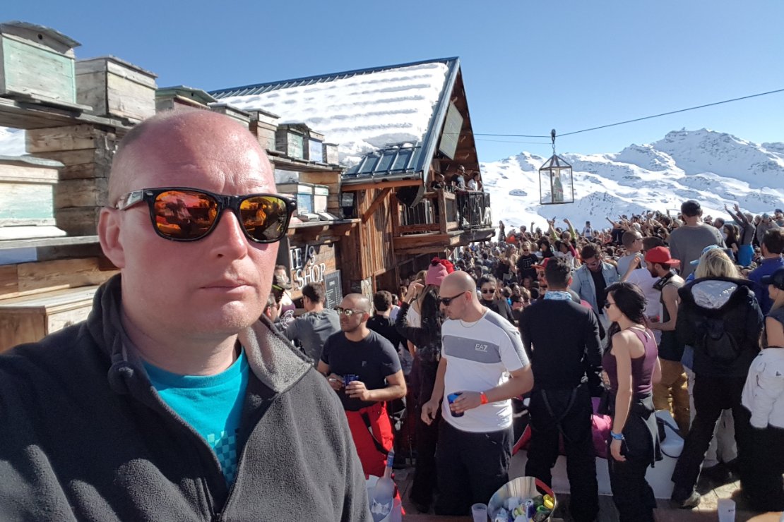 Skiën in Val Thorens onder een stralende blauwe hemel g